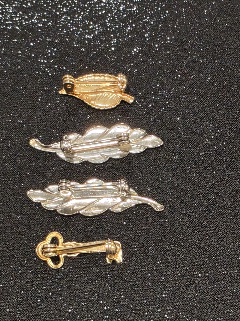 Vintage Mini Gold-tone & Silver-tone Pin Brooches: 2 Feather, 1 Leaf & 1 Key - Picture 5 of 6